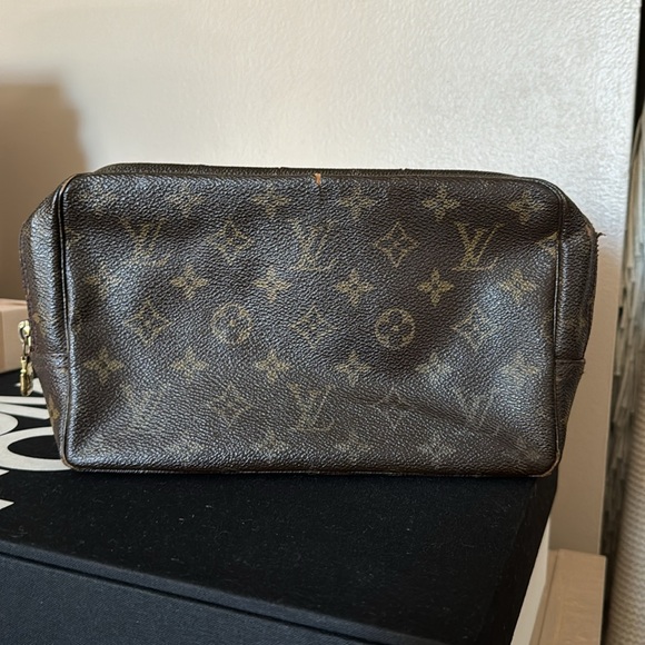 Authentic Louis Vuitton Trousse 23 - Picture 2 of 10
